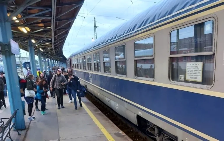 Călătorie de aproape 10 ore între Brașov și Sighișoara după ruperea pantografului trenului Dacia