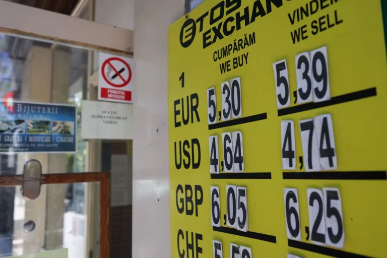 Analiștii: euro ar putea urca spre 5,39 lei în următorul an; inflația scade dar economia rămâne aproape stagnantă