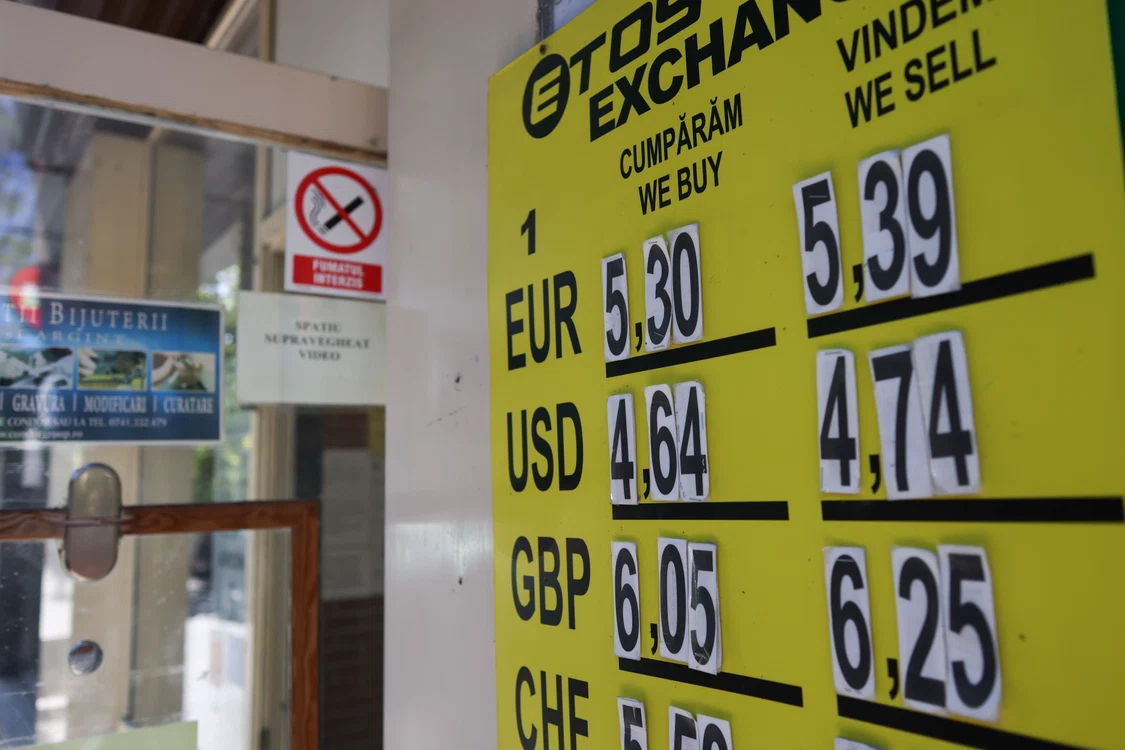 Analiștii: euro ar putea urca spre 5,39 lei în următorul an; inflația scade dar economia rămâne aproape stagnantă