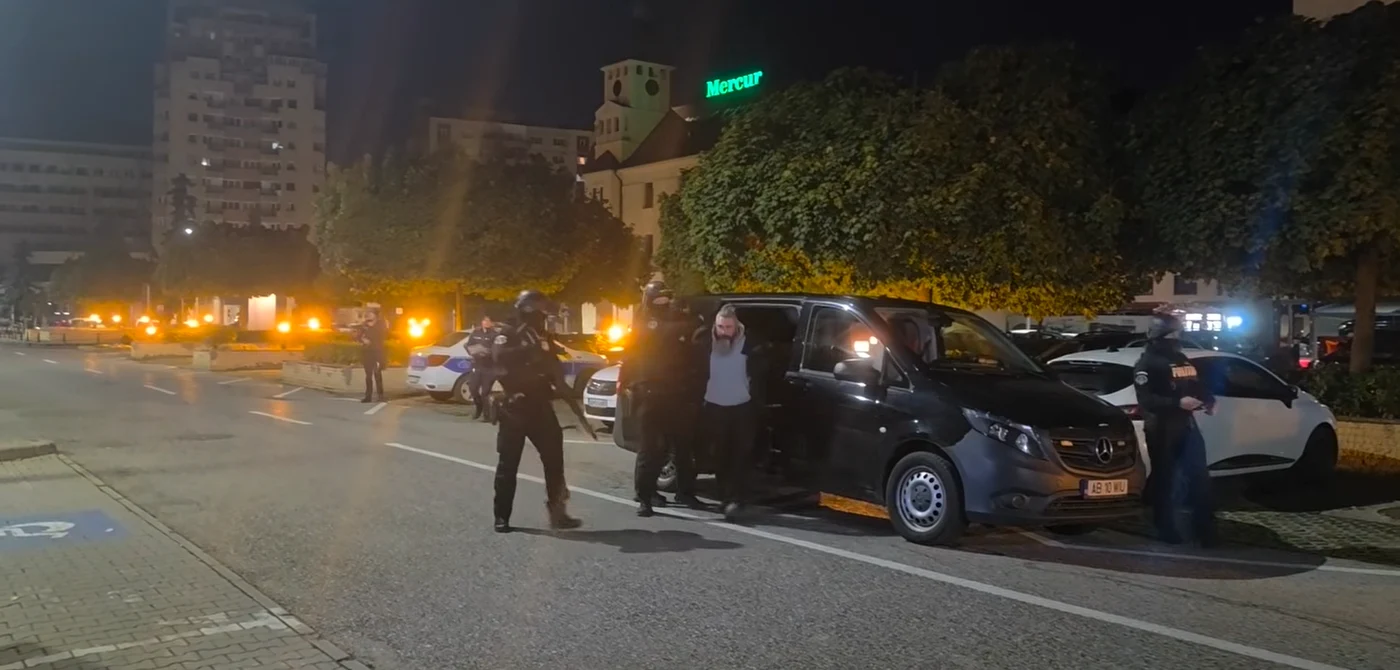 Bărbat reținut 24 de ore după ce a intrat în sediul Poliției din Alba Iulia cu o armă și o grenadă airsoft