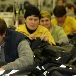 Producătorii români de haine trec de la lohn la propriile branduri pentru a păstra valoarea în țară