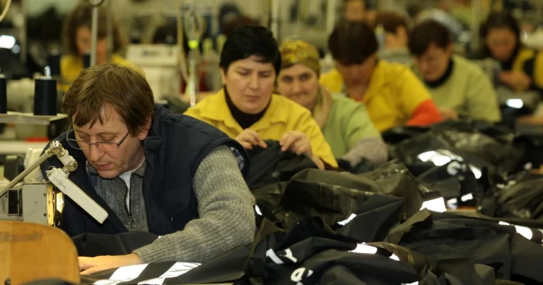 Producătorii români de haine trec de la lohn la propriile branduri pentru a păstra valoarea în țară