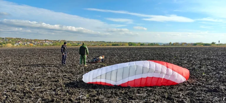 Un ucrainean a intrat ilegal în Moldova cu motoparapanta și a cerut azil