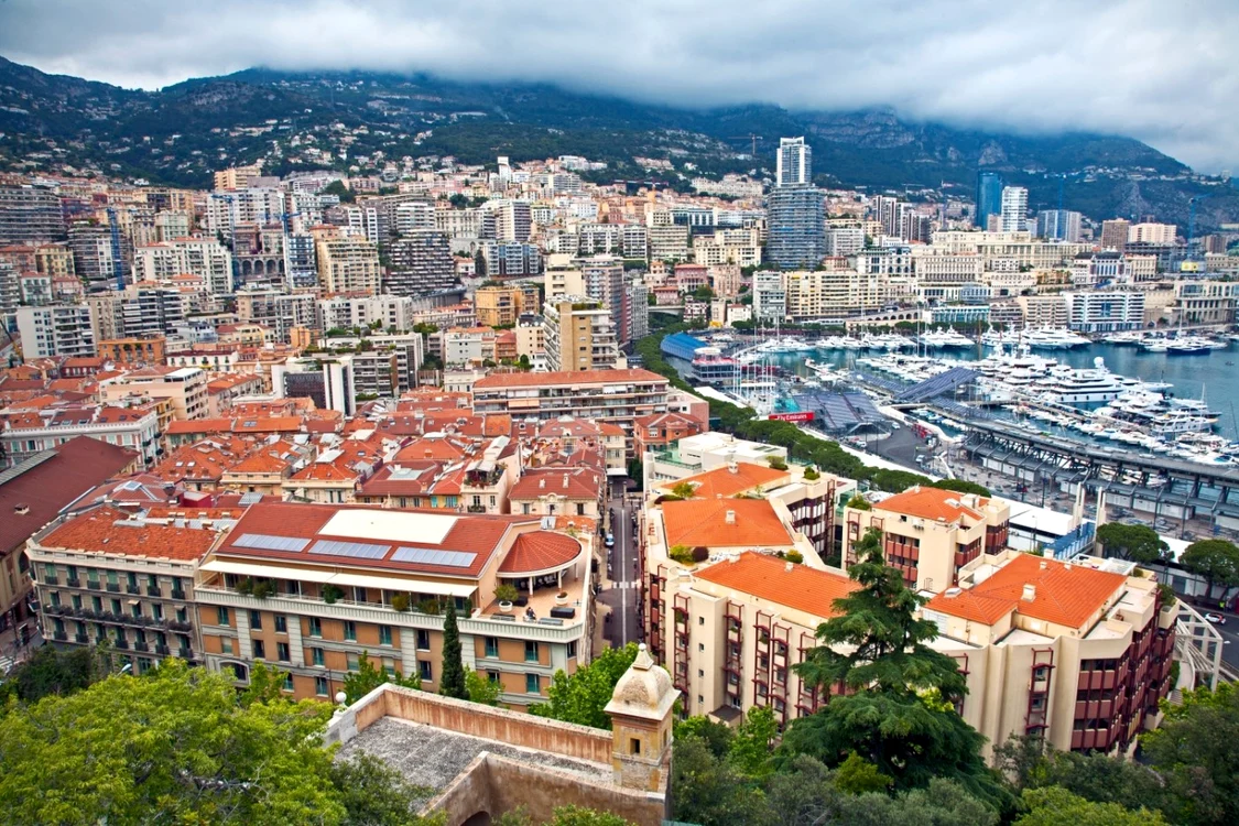 Membru al familiei princiare din Monaco, găsit mort lângă Larvotto; un bărbat reținut