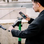 De ce obligativitatea unui curs de legislație rutieră pentru utilizatorii de trotinete riscă să nu rezolve problema