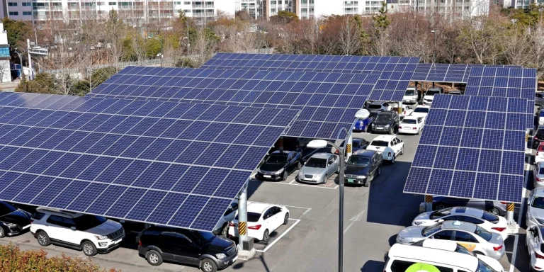 Energia solară devansează energia nucleară la nivel mondial: ce explică ascensiunea rapidă