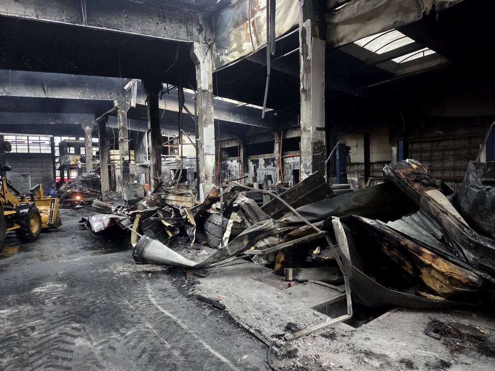 Incendiul de la Carfil lasă pagube majore pentru opt firme; doar două erau asigurate, sursa finanţării rămâne neclară