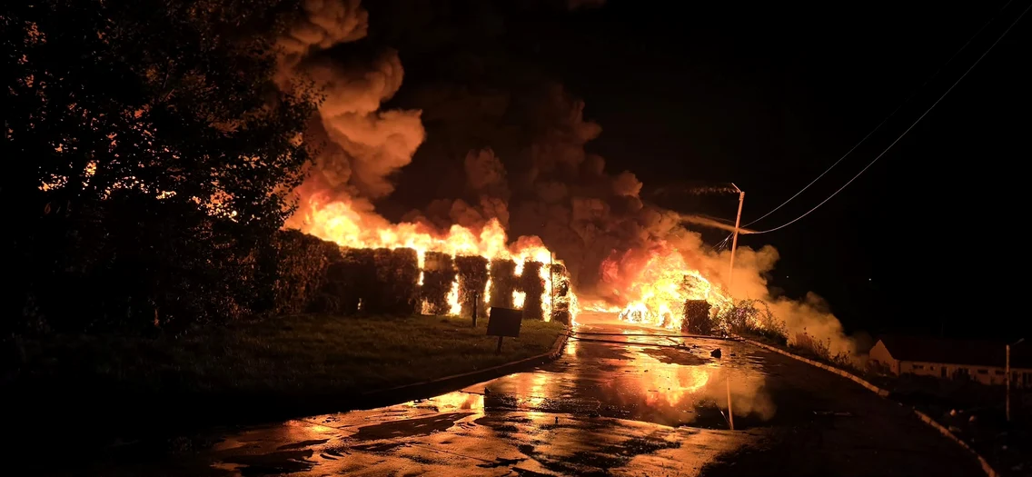 Incendiu puternic la o staţie de sortare-reciclare lângă Sibiu; autorităţile au emis RO-Alert