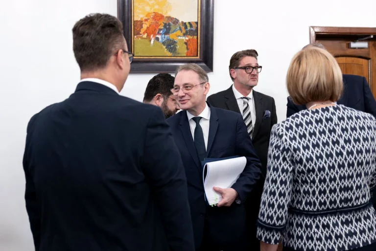 Premierul Luca Niculescu: Unirea cu Republica Moldova se va realiza doar dacă cetățenii o doresc