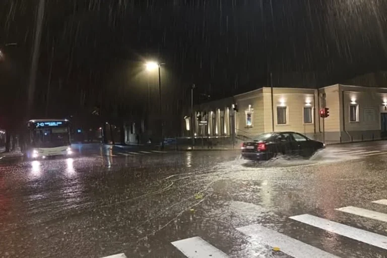 Cod roșu de ploi în Constanța: acumulări de până la 55 l/mp, avertizare valabilă până la ora 19:00