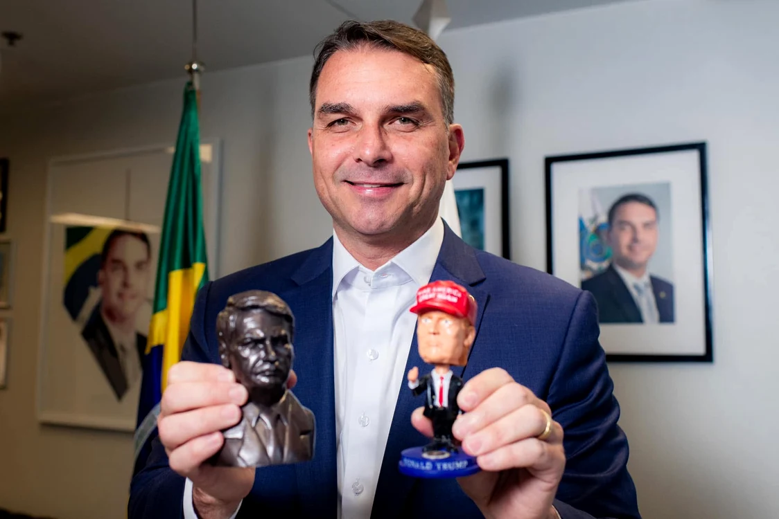Flávio Bolsonaro ar fi părăsit Brazilia după înfrângerea electorală și s-ar îndrepta spre SUA