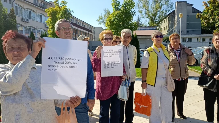 Pensionarii din Slatina au protestat: cer indexare de 15% şi plata celei de‑a doua tranşe din pachetul social