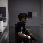 Minor împuşcat mortal în faţa Ambasadei Israelului la Belgrad după ce a atacat un jandarm cu două cuţite