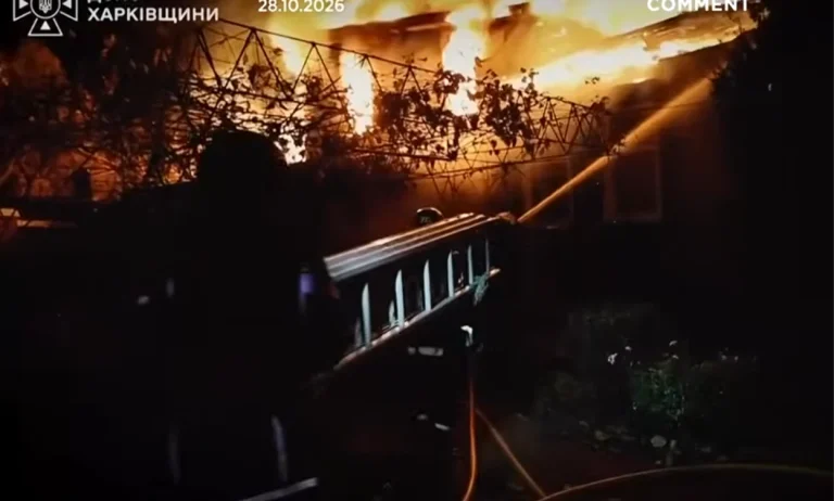 Atac cu dronă asupra Harkovului: cinci răniți, inclusiv un copil de patru ani; incendii la blocuri și fabrici