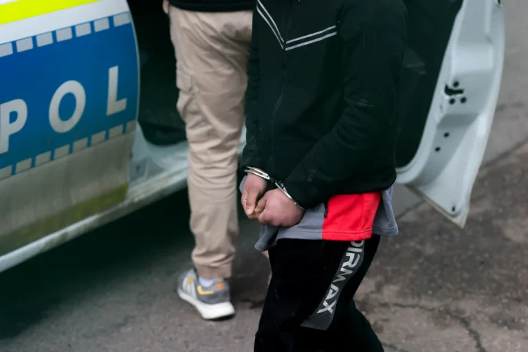 Patru tineri, între care trei adolescenți, reținuți după ce au dezbrăcat și umilit un copil și au postat filmarea online
