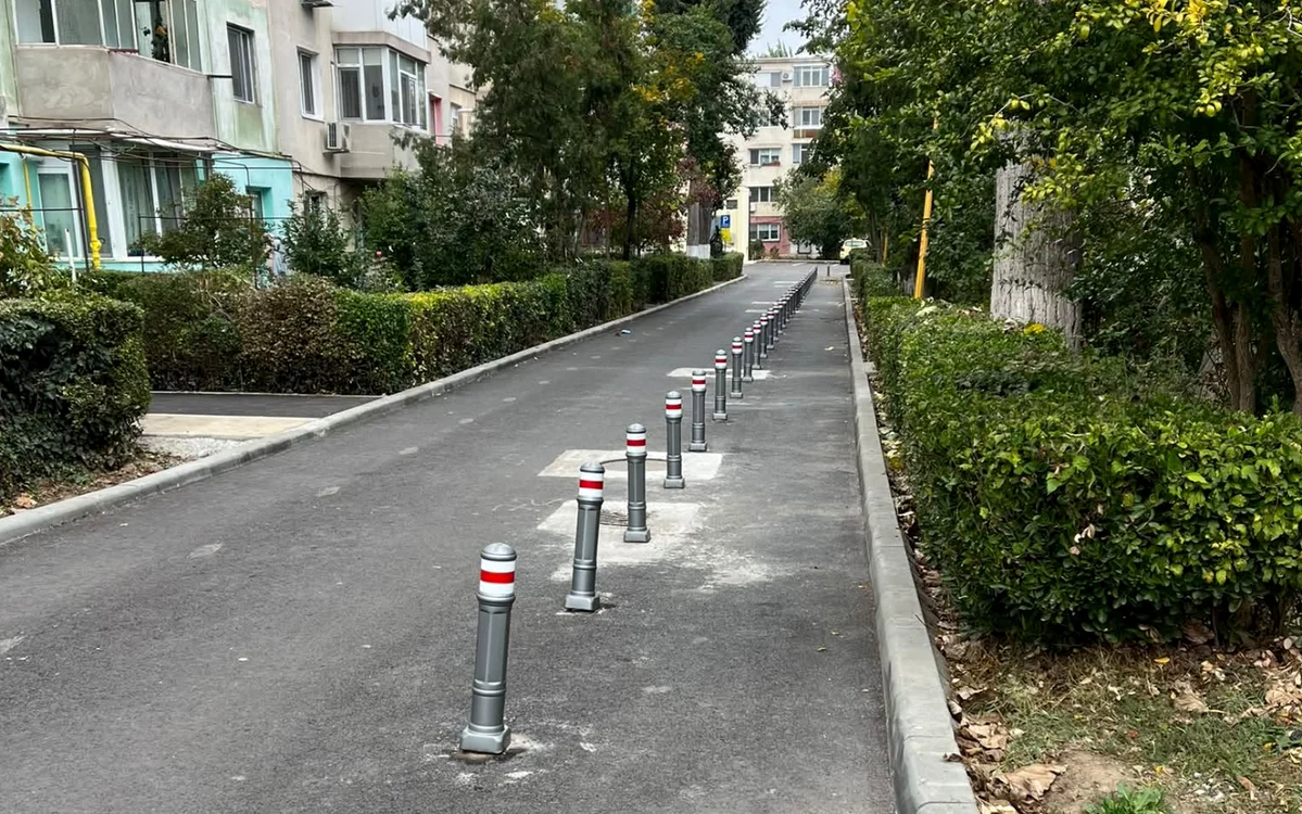 Un şir de stâlpişori în loc de trotuar stârnește controverse în Constanța