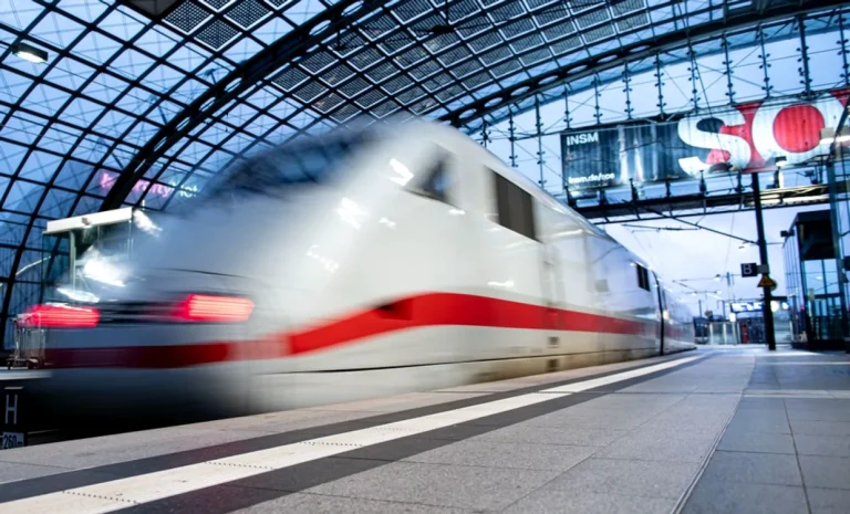 Un tren Stuttgart–Zürich oprit la intrarea în gara centrală din Zürich după o întârziere de 13 minute