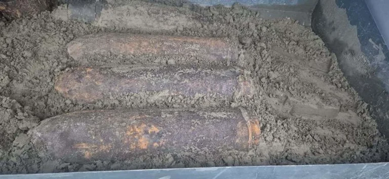 Patru proiectile explozive găsite în județul Iași; trei pe traseul Autostrăzii A8