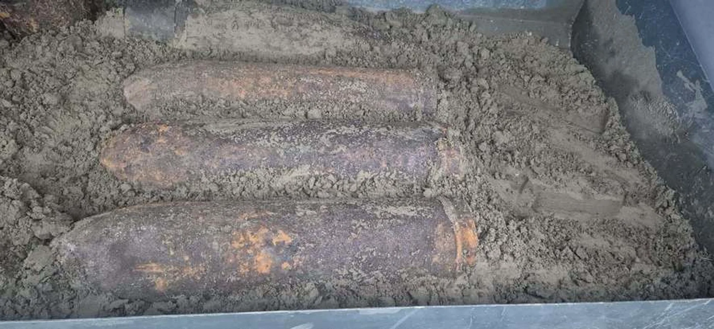 Patru proiectile explozive găsite în județul Iași; trei pe traseul Autostrăzii A8