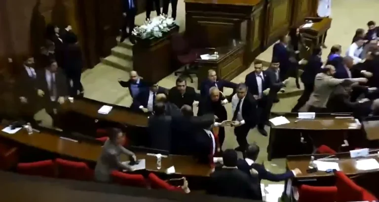 Bătaie în Parlamentul Armeniei: deputați ai puterii și ai opoziției s-au îmbrâncit în timpul ședinței
