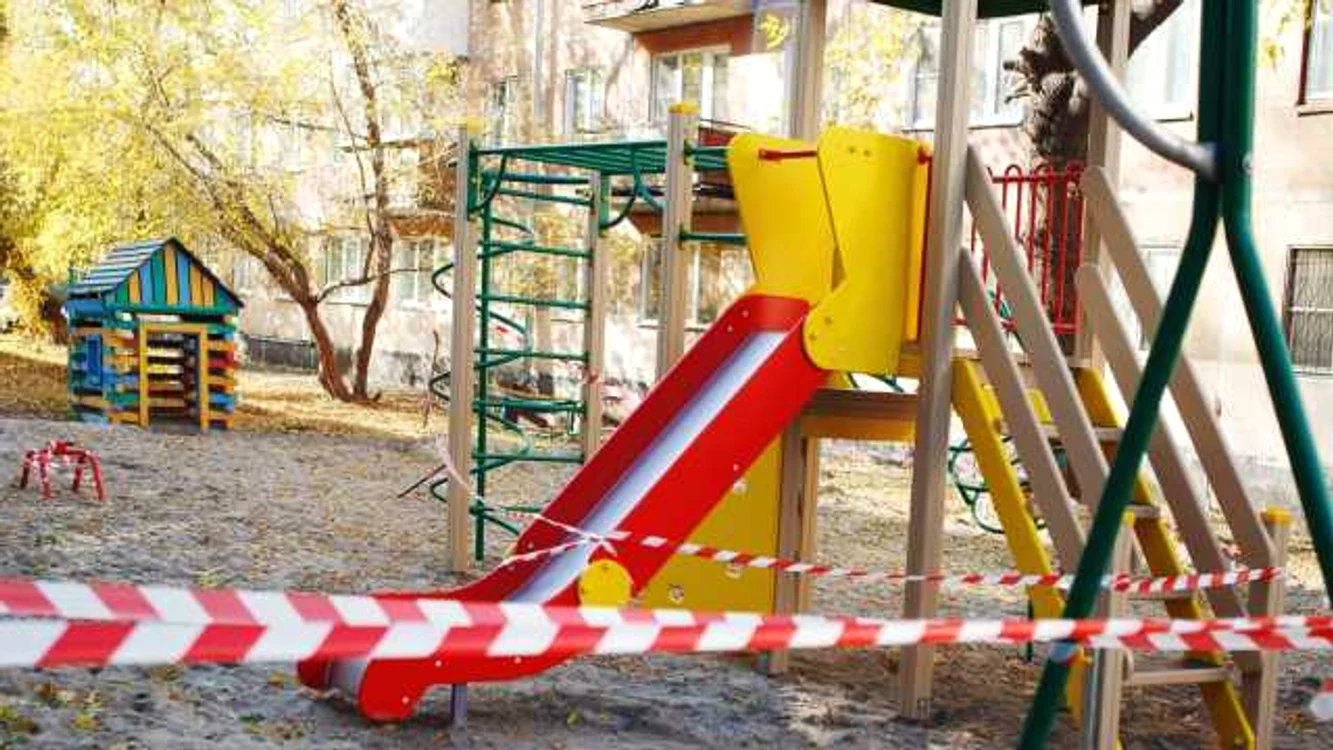 Bărbat reținut pentru 24 de ore după ce ar fi arătat organul genital unei fetițe în parc de joacă din Craiova