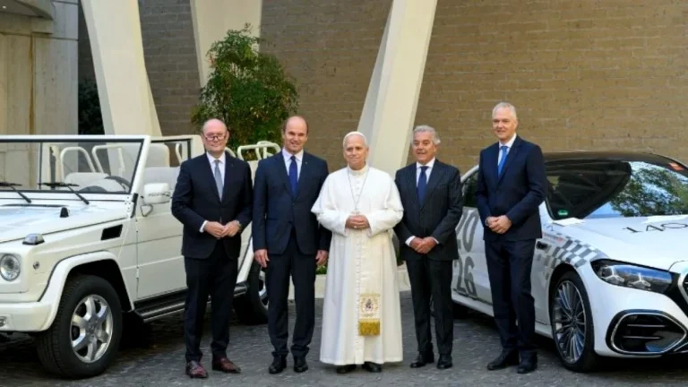 Vaticanul expune evoluţia papamobilelor: de la limuzinele de protocol la vehicule electrice