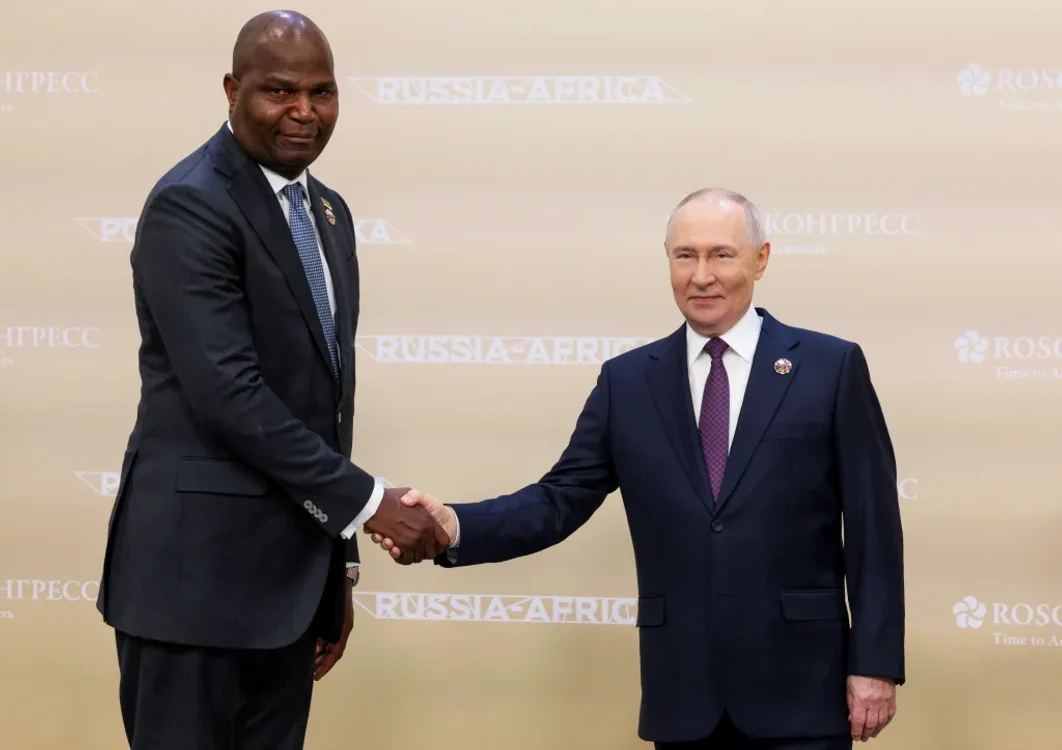 O fotografie cu Putin şi preşedintele Mozambicului stârnește ironii online din cauza diferenței de înălțime