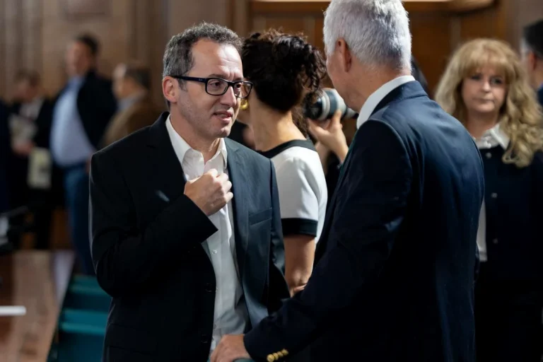 Ministrul pentru Digitalizare vrea să elimine imprimantele din minister, după ce a găsit cantități mari de hârtie