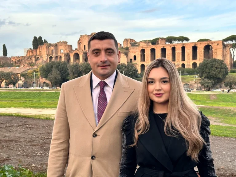 Soția lui George Simion, însărcinată în 34 de săptămâni, denunță hărțuirea: „Lăsați-mi familia în pace!”