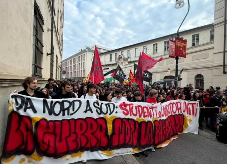 Zeci de mii de oameni în stradă în Italia: greve și marșuri în zeci de orașe împotriva guvernului