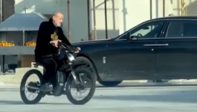 Gigi Becali, surprins cu o motocicletă electrică în curtea unei biserici din Voluntari: a explicat de ce a făcut proba