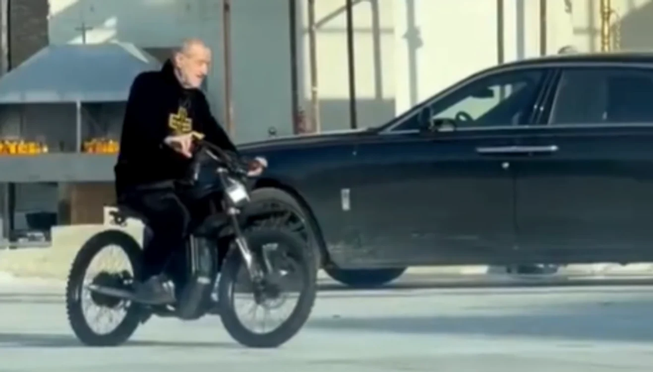 Gigi Becali, surprins cu o motocicletă electrică în curtea unei biserici din Voluntari: a explicat de ce a făcut proba