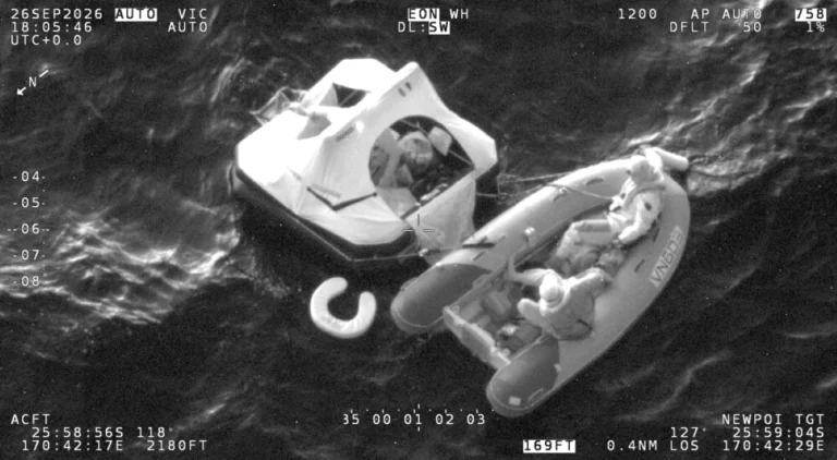 Dramă pe Pacific: Un cașalot a lovit şi scufundat un iaht australian, patru marinari salvați după 18 ore