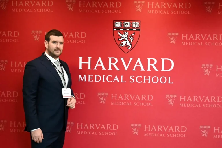 Un medic român: Adoptarea AI și a medicinei de precizie, urgență națională după summitul de la Harvard