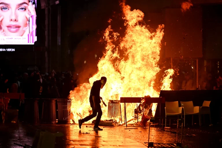 Serviciile europene: grupări asociate islamului politic încearcă să valorifice protestele din Europa