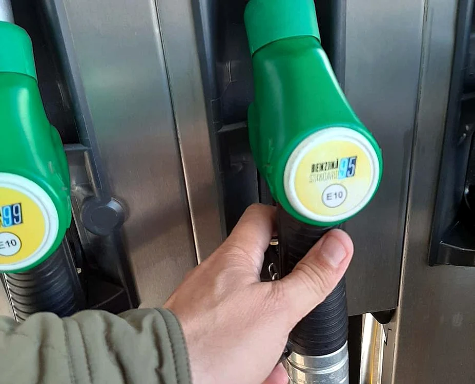 Benzina a trecut de 10 lei pe litru; motorina se apropie de 11 lei — situația prețurilor la carburanți, 4 octombrie