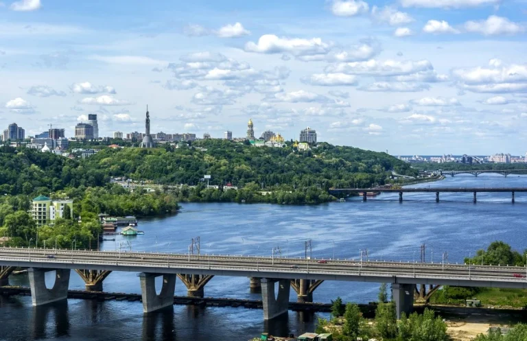 Atacurile cu drone vizează podurile din Kiev; capitala riscă un „coșmar logistic”