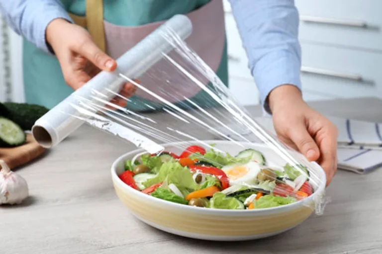 Raport EJF: Peste 90% din substanțele găsite în plastic prezintă risc major pentru sănătate