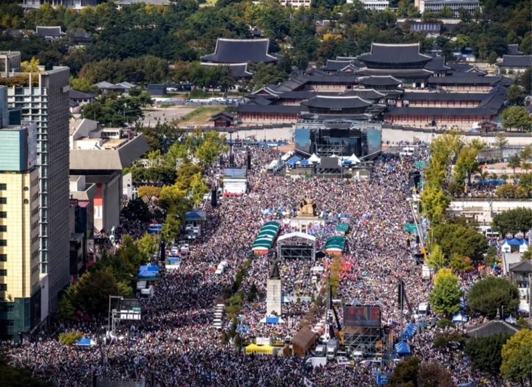 Zeci de mii de oameni au protestat la Seul împotriva președintelui Lee Jae‑myung
