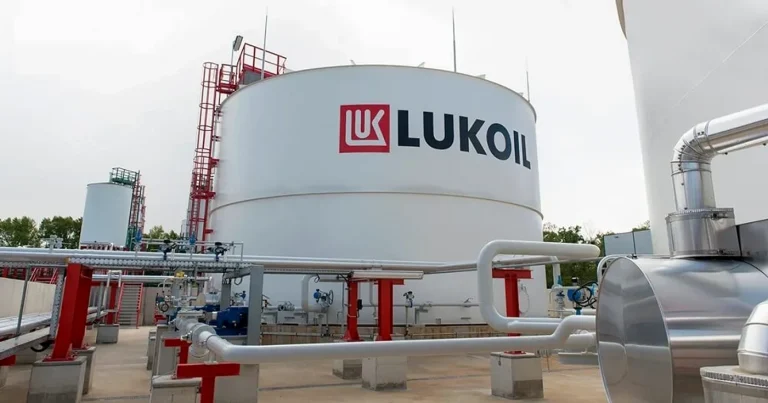 Negocierile SUA‑Rusia pentru pace includ o potențială vânzare de miliarde din portofoliul Lukoil, relatează NYT