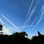 De ce au rămas dâre albe pe cerul Bucureștiului: explicațiile cercetătorilor