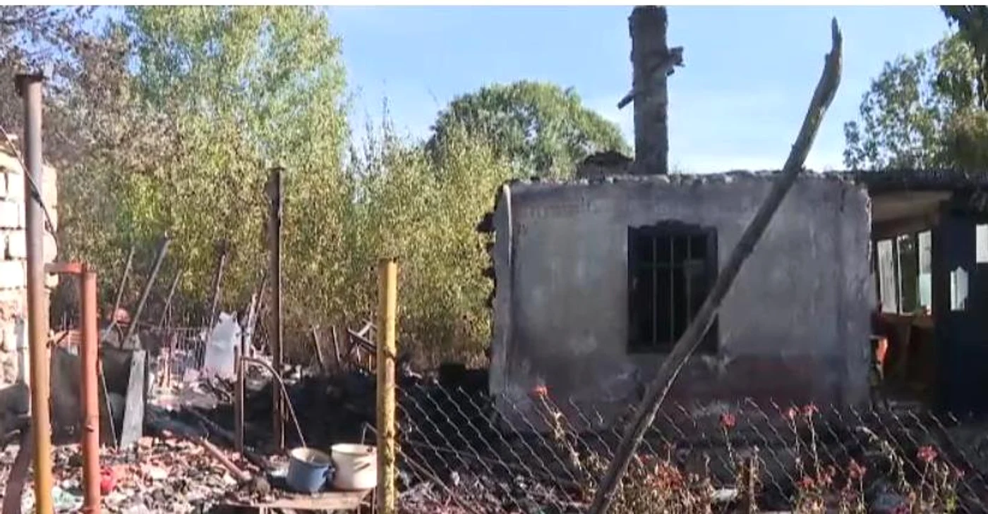 Un pensionar din Schela a dat foc unui cuib de viespi; flăcările i-au mistuit casa
