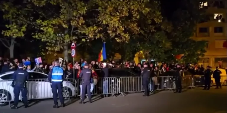 Aproximativ 2.000 de susținători ai lui Călin Georgescu protestează în fața Arestului Central; manifestații și în diaspora