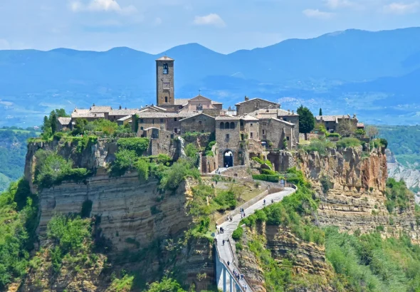 Civita di Bagnoregio, satul „care moare”: 14 locuitori permanenți și 500.000 de turiști, în fața unei eroziuni accelerate
