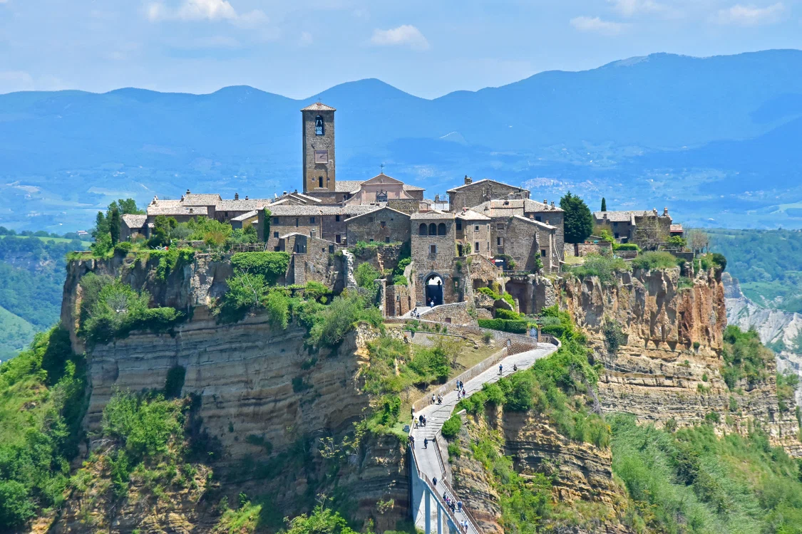 Civita di Bagnoregio, satul „care moare”: 14 locuitori permanenți și 500.000 de turiști, în fața unei eroziuni accelerate