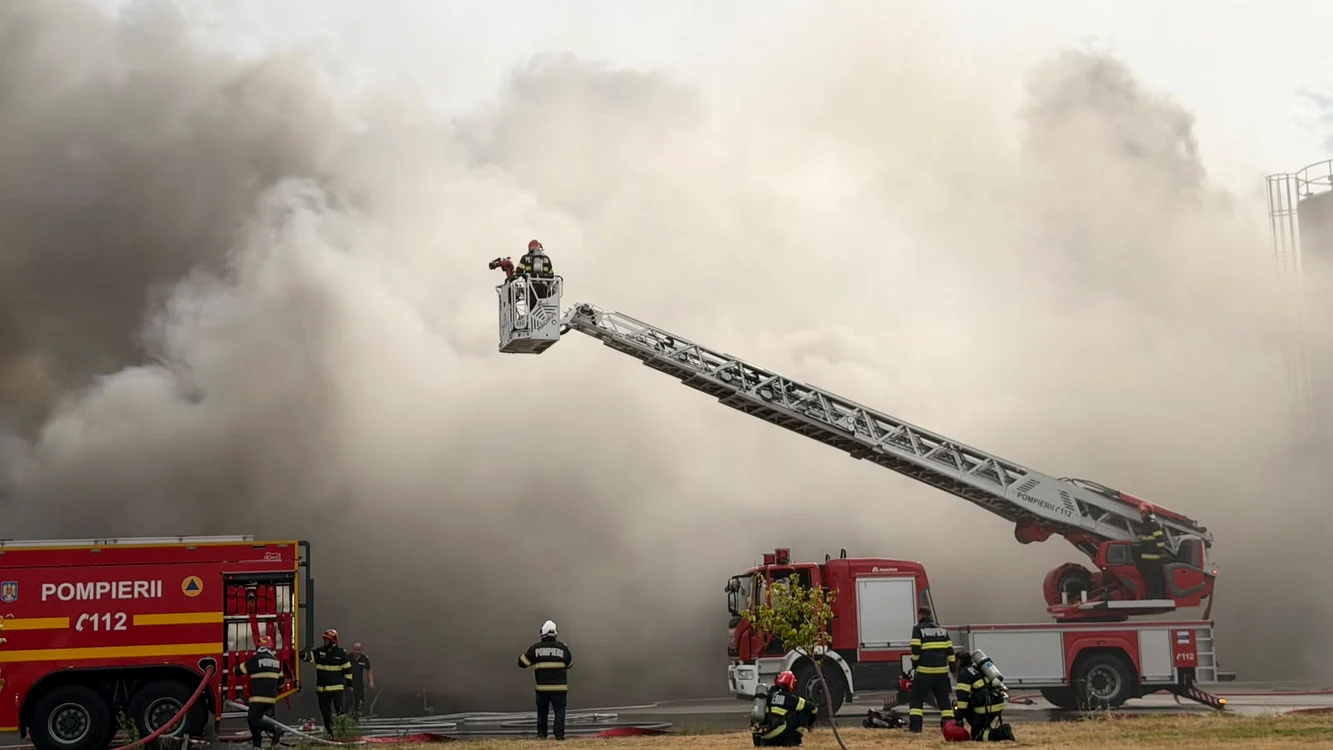 Incendiu major la o fabrică de celuloză din Drobeta-Turnu Severin; autoritățile au emis RO-ALERT
