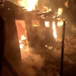 Adăpost pentru animale din Oșlobeni mistuit de flăcări; zece păsări au murit, fiica proprietarilor reținută