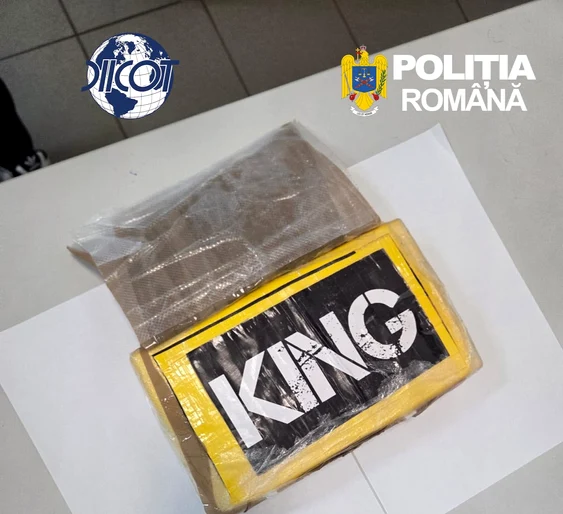 Bărbat arestat după un flagrant pe A1: transporta circa 1 kg de cocaină ascuns lângă schimbătorul de viteze