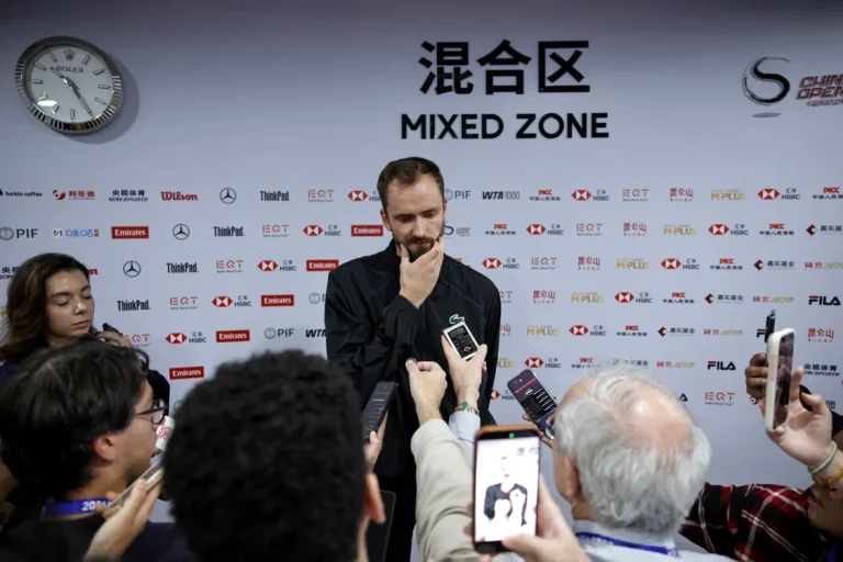 Șoc la Beijing: Medvedev descalificat după ce a lovit un spectator cu mingea