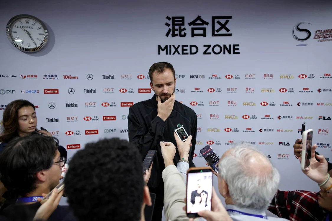 Șoc la Beijing: Medvedev descalificat după ce a lovit un spectator cu mingea